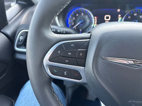 Used 2025 Chrysler Pacifica Select image 24