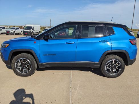 Used 2025 Jeep Compass Trailhawk w/ Trailhawk Elite Group AWD/4WD image 5