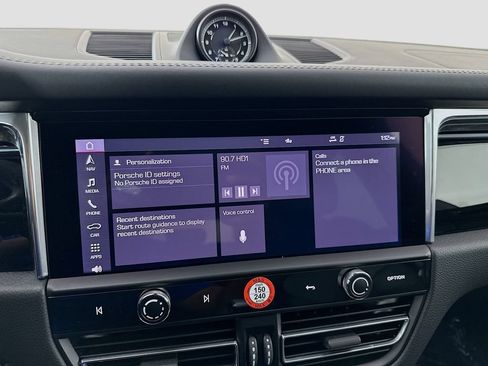 Certified 2025 Porsche Macan AWD/4WD image 15
