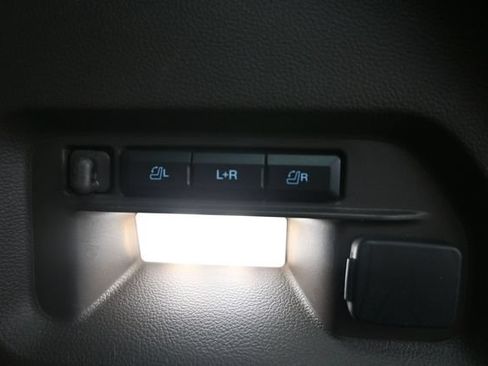 Used 2022 Ford Explorer Platinum w/ Equipment Group 601A AWD/4WD image 39