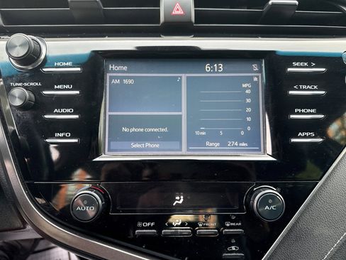 Used 2018 Toyota Camry SE FWD image 19
