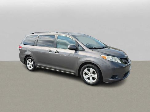 Used 2012 Toyota Sienna LE FWD image 2