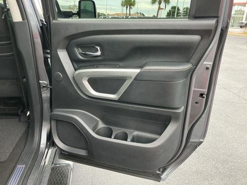 Used 2018 Nissan Titan SL w/ Chrome Package AWD/4WD image 31