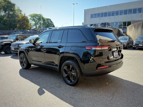 Used 2023 Jeep Grand Cherokee Altitude AWD/4WD image 12