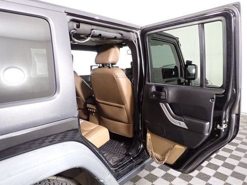Used 2014 Jeep Wrangler Unlimited Rubicon w/ Dual Top Group AWD/4WD image 30