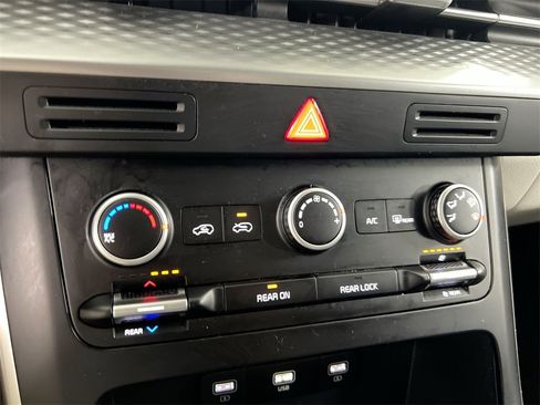 Used 2024 Kia Carnival LX image 15