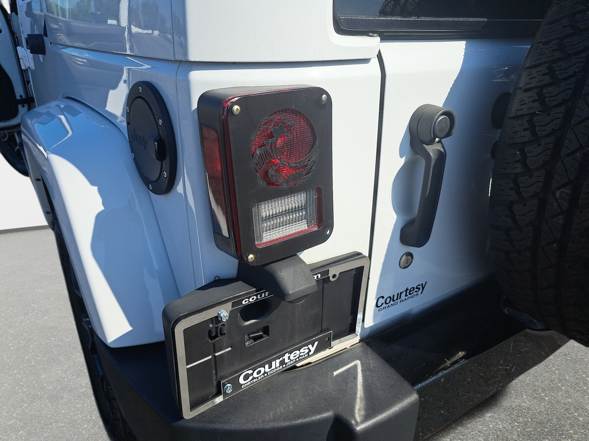 Used 2018 Jeep Wrangler Unlimited Sahara w/ Dual Top Group AWD/4WD image 30