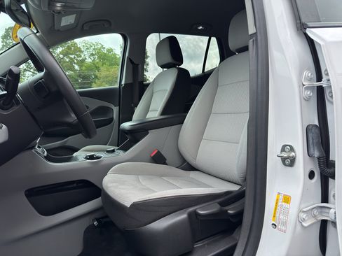 Used 2024 GMC Terrain SLE FWD image 11