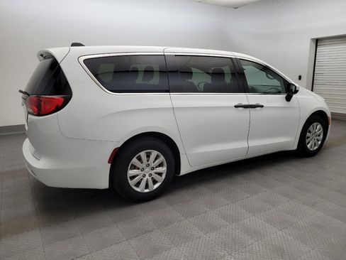Used 2020 Chrysler Voyager L FWD image 10
