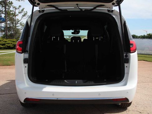 New 2025 Chrysler Pacifica Select AWD/4WD image 9