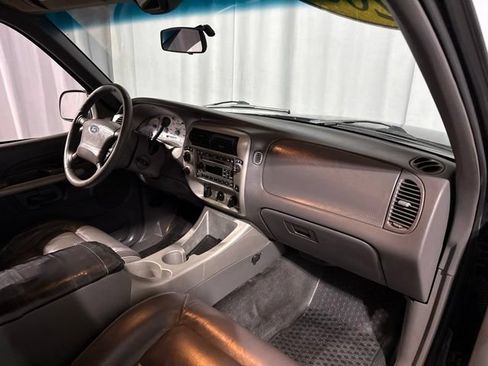 Used 2001 Ford Explorer Sport Trac 4x4 image 28