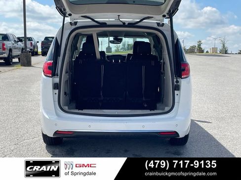 Used 2024 Chrysler Pacifica Touring-L FWD image 7