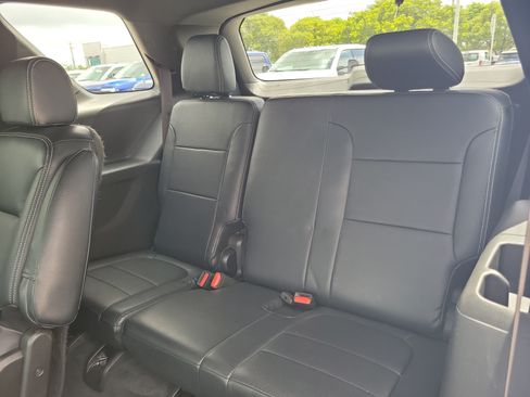 Used 2023 Chevrolet Traverse LT FWD image 18
