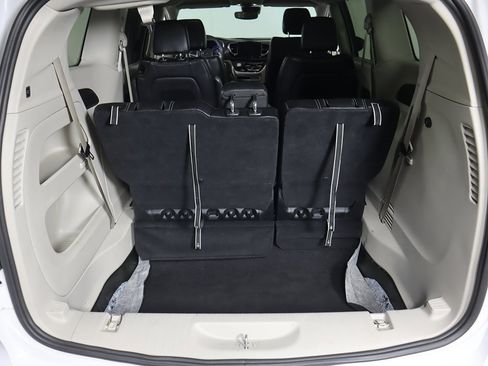 Used 2024 Chrysler Pacifica Touring-L image 19