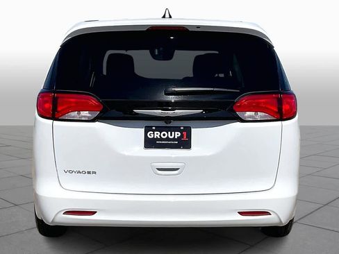 Used 2024 Chrysler Voyager LX image 5