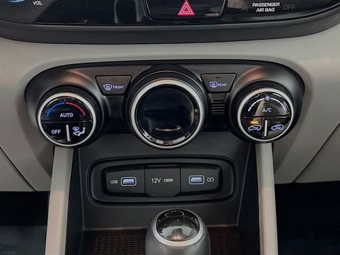 Used 2022 Hyundai Venue SEL image 26