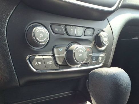 Used 2020 Jeep Cherokee Latitude w/ Cold Weather Group AWD/4WD image 14