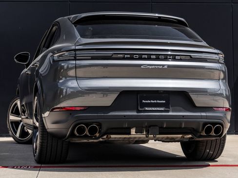 Certified 2025 Porsche Cayenne S AWD/4WD image 3