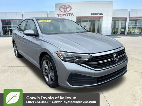 Used 2024 Volkswagen Jetta SE FWD image 1