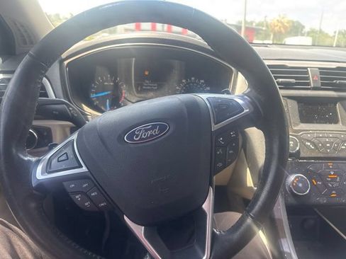 Used 2017 Ford Fusion SE FWD image 2