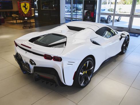 Used 2024 Ferrari SF90 Spider image 54
