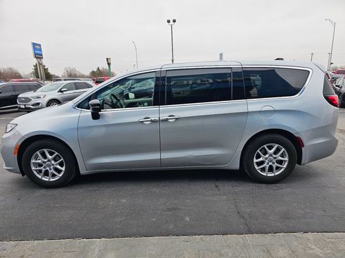 Used 2024 Chrysler Pacifica Touring-L FWD image 6