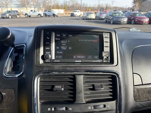 Used 2014 Dodge Grand Caravan SXT image 17