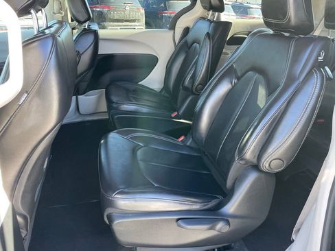 Used 2023 Chrysler Pacifica Touring-L FWD image 7