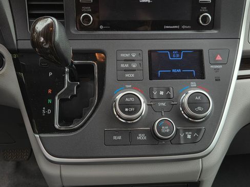 Used 2020 Toyota Sienna XLE FWD image 28