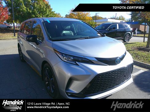 Used 2021 Toyota Sienna XSE image 1