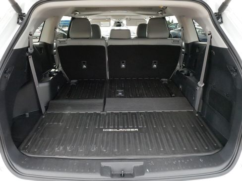 Certified 2025 Toyota Highlander XLE AWD/4WD image 18