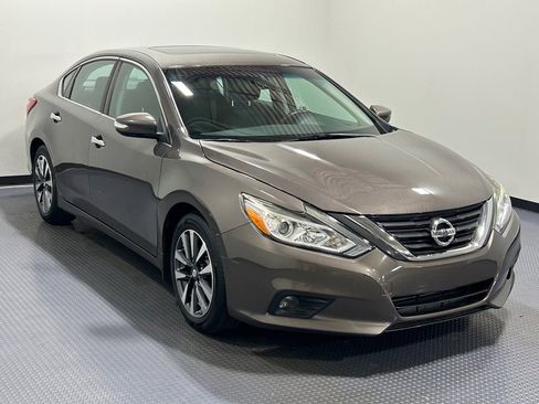 Used 2016 Nissan Altima 2.5 SV w/ Convenience Package image 4