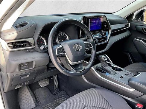 Used 2024 Toyota Highlander LE image 14