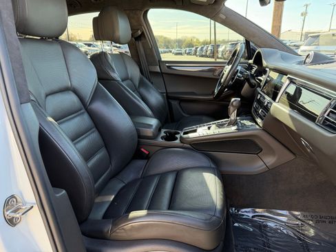 Used 2021 Porsche Macan Turbo image 24