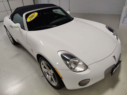 Used 2007 Pontiac Solstice Convertible w/ Premium Package image 2