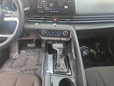 Used 2024 Hyundai Elantra SEL FWD image 11