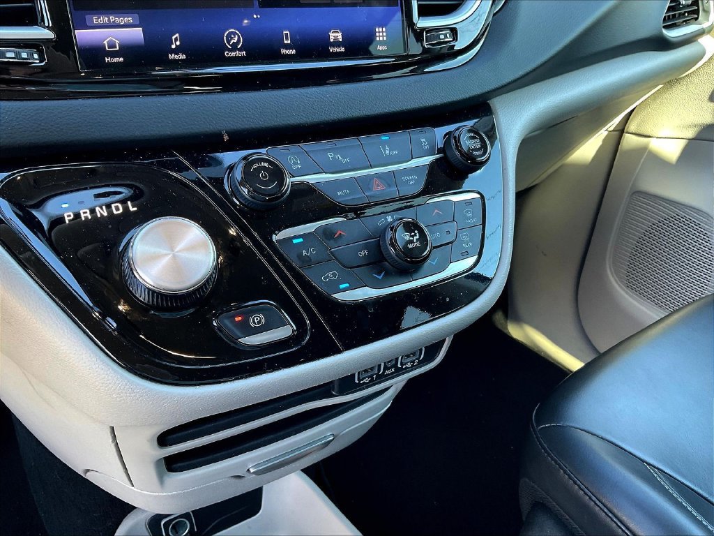 Used 2023 Chrysler Pacifica Touring-L FWD image 7