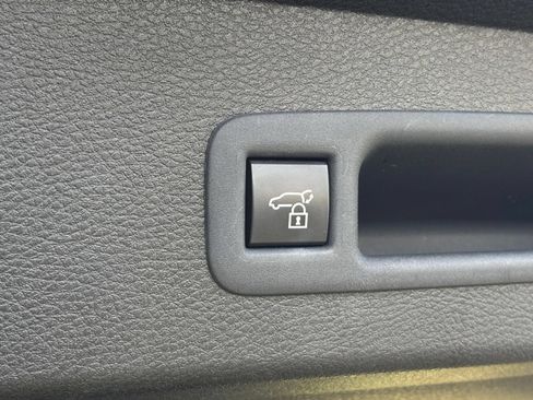 Used 2025 Toyota Sienna XLE FWD image 24