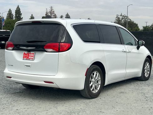 Used 2022 Chrysler Voyager LX FWD image 3