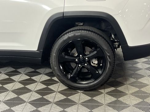 Used 2023 Jeep Grand Cherokee Limited w/ Black Appearance Package image 14