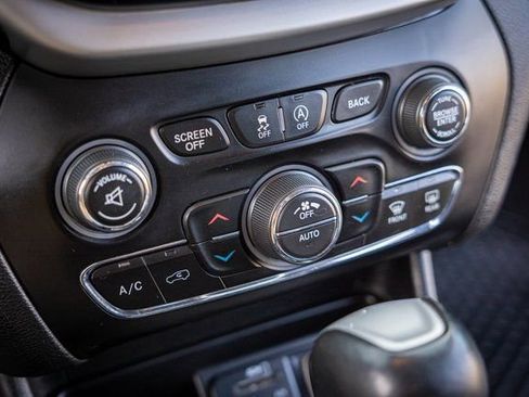 Used 2018 Jeep Cherokee Trailhawk w/ Cold Weather Group image 23