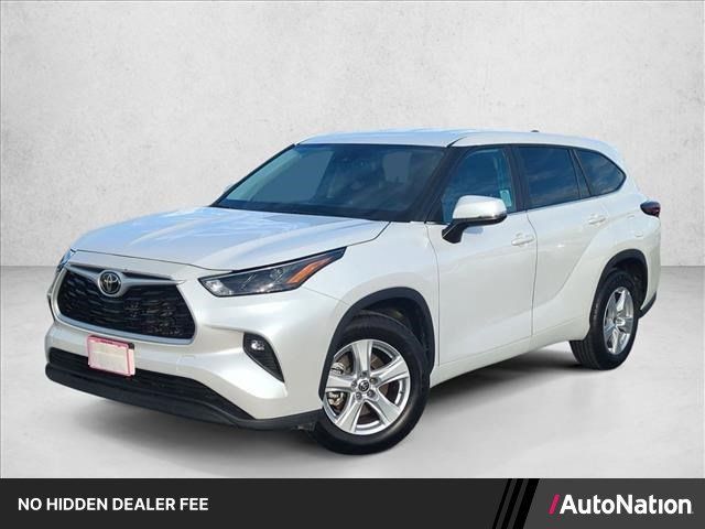 Used 2025 Toyota Highlander LE FWD image 1