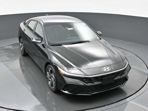 Certified 2025 Hyundai Elantra SEL FWD image 24