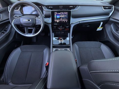 New 2025 Jeep Grand Cherokee L Altitude image 10