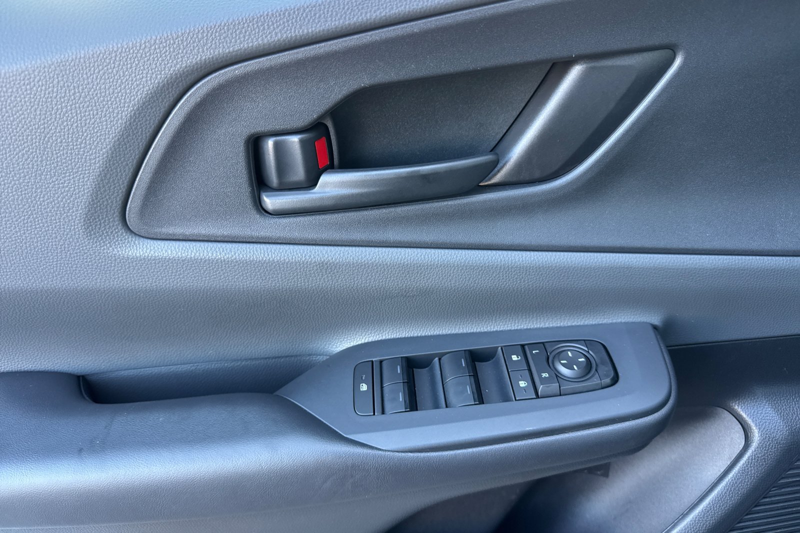 Used 2025 Toyota Prius LE FWD image 10