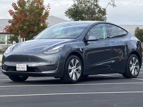 Used 2022 Tesla Model Y Long Range image 11