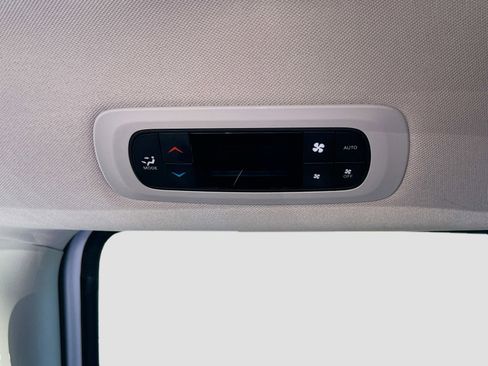 Used 2024 Chrysler Pacifica Limited FWD image 28