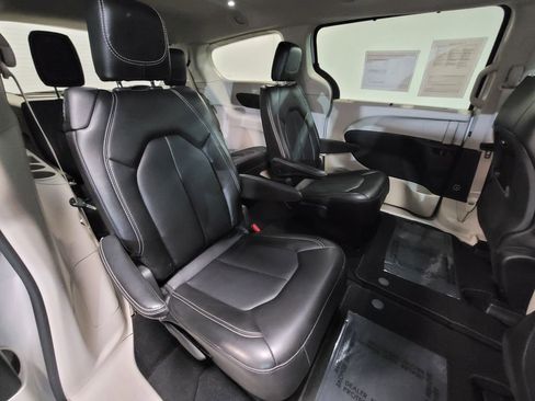 Used 2024 Chrysler Pacifica Touring-L image 8