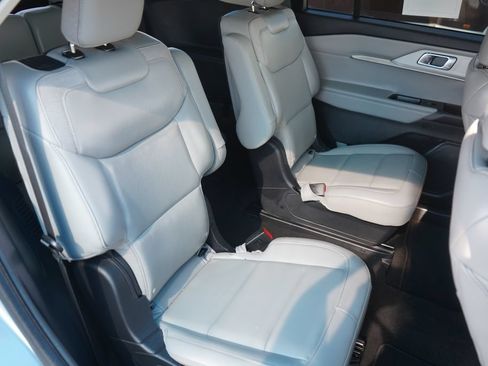 Used 2025 Ford Explorer Active w/ Active Comfort Package RWD image 22