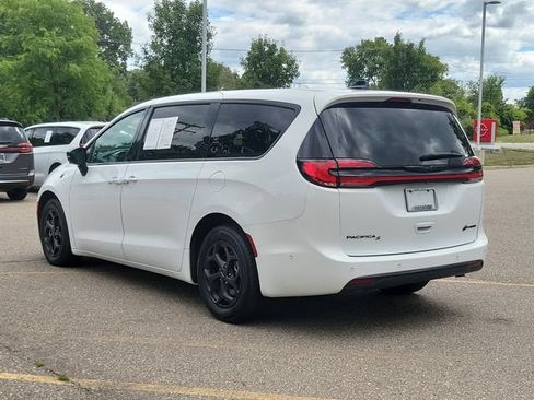 Used 2024 Chrysler Pacifica Limited FWD image 3